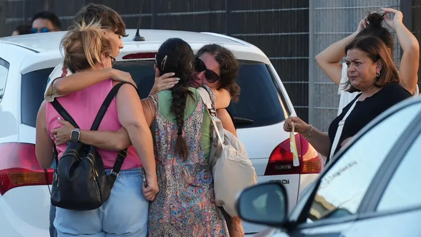 Tre persone sono morte in seguito ad un'esplosione verificatasi alle 'Ecopartenope' di Marcianise, in provincia di Caserta. Secondo le prime informazioni dei vigili del fuoco, la deflagrazione sarebbe avvenuta durante dei lavori di manutenzione agli impianti dell'azienda che si occupa del trattamento dei rifiuti. Una quarta persona risulterebbe dispersa, Marcianise, 19 settembre 2025. ANSA/CESARE ABBATE