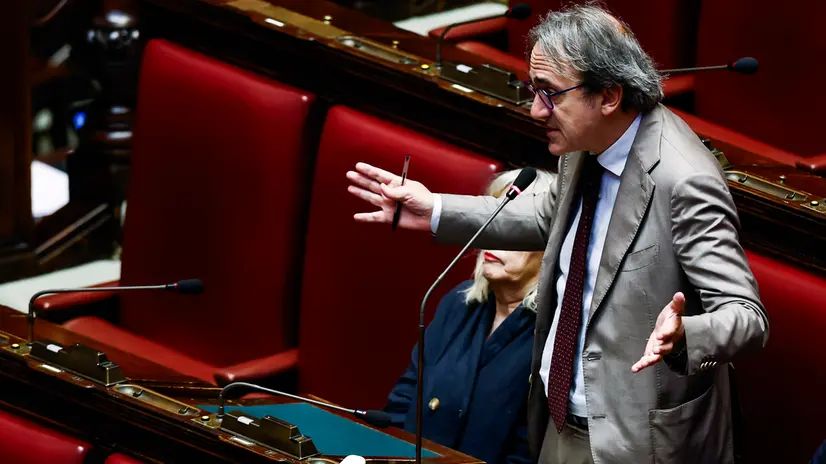 Il co-portavoce di Europa Verde Angelo Bonelli in aula alla Camera dei Deputati durante lo svolgimento di interrogazioni a risposta immediata del Question Time, Roma, 18 giugno 2025. ANSA/ANGELO CARCONI