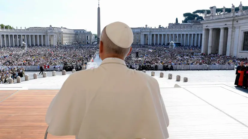epa12384906 A handout picture provided by the Vatican Media shows Pope Leo XIV leading the weekly general audience in Saint Peter's Square, Vatican City, 17 September 2025. EPA/VATICAN MEDIA HANDOUT HANDOUT EDITORIAL USE ONLY/NO SALES