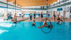 La prima disciplina che unisce danza aerea e immersione in acqua