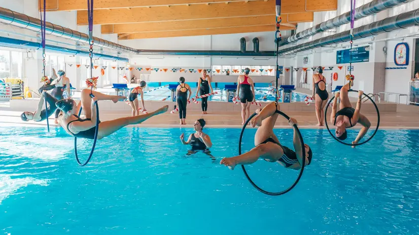 La prima disciplina che unisce danza aerea e immersione in acqua