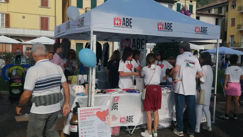 Children Wind Cup, la piazza del porto vecchio di Bogliaco