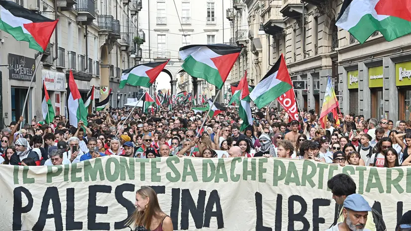 Corteo pro palestina sfila per le vie del centro città, Torino, 20 settembre2025 ANSA/ALESSANDRO DI MARCO