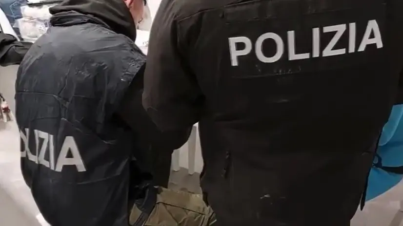 (FRAME) Dalle prime luci dell'alba nelle province Roma, Viterbo e Frosinone, i Carabinieri del Nucleo Investigativo e di Roma e i poliziotti del I Distretto Trevi Campo Marzio stanno eseguendo un'ordinanza, emessa dal gip su richiesta della locale Direzione Distrettuale Antimafia della Procura di Roma, che dispone misure cautelari nei confronti di 11 persone accusate, a vario titolo, di rapina, estorsione, sequestro di persona a scopo di estorsione, riciclaggio di denaro e spaccio di sostanze stupefacenti. Le indagini sono scattate nell'ottobre 2022 dalle denunce di un assuntore di sostanze stupefacenti che aveva maturato con i propri spacciatori un debito che non era riuscito più a onorare, generando le violente reazioni di questi ultimi. Gli investigatori hanno accertato che il gruppo, che operava nel quartiere romano di Centocelle, avrebbe messo in atto violente ritorsioni nei riguardi degli acquirenti di droga 'morosi'. In alcuni casi le vittime sarebbero state trasportate all'interno delle abitazioni di alcuni sodali dove venivano picchiate, anche per una notte interna, e minacciate con una pistola puntata alla tempia per convincerle a pagare. Nei casi in cui non riuscivano a ottenere il denaro preteso, le minacce venivano estese anche ai familiari dei malcapitati. ANSA/ POLIZIA CARABINIERI ANSA PROVIDES ACCESS TO THIS HANDOUT PHOTO TO BE USED SOLELY TO ILLUSTRATE NEWS REPORTING OR COMMENTARY ON THE FACTS OR EVENTS DEPICTED IN THIS IMAGE; NO ARCHIVING; NO LICENSING NPK