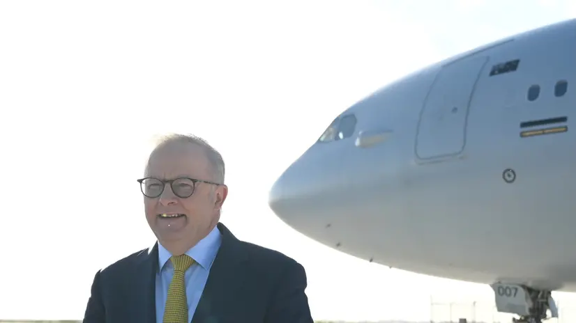epa12394134 Australian Prime Minister Anthony Albanese arrives at John F. Kennedy airport in New York, USA, 20 September 2025. EPA/LUKAS COCH AUSTRALIA AND NEW ZEALAND OUT