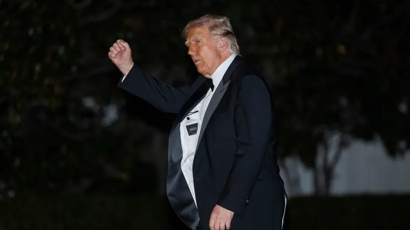epa12394277 US President Donald Trump returns to the White House from a private dinner at Mount Vernon, in Washington, DC, USA, 20 September 2025. The president did not respond to shouted questions from reporters. EPA/JIM LO SCALZO / POOL