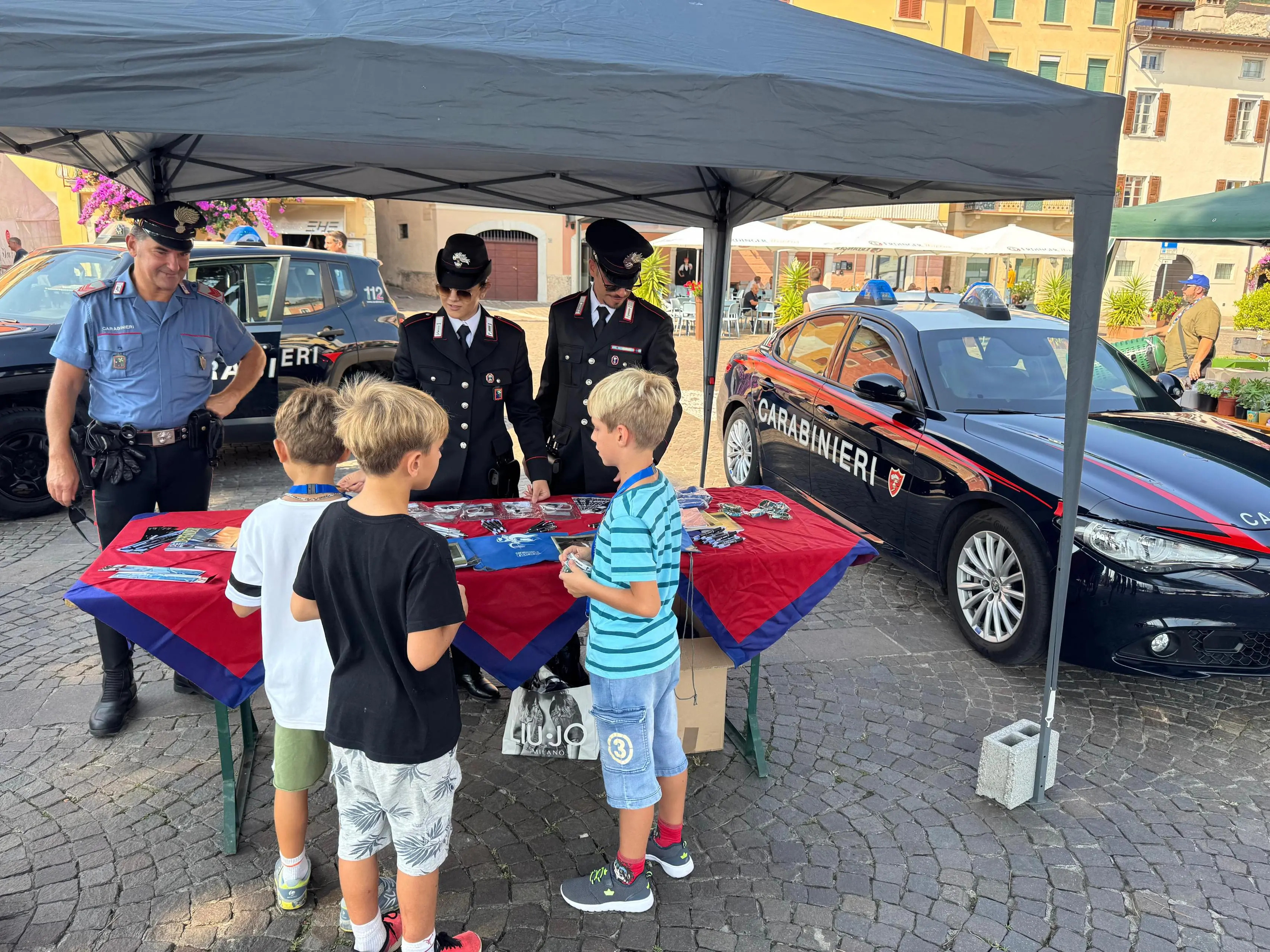 Children Wind Cup, la piazza del porto vecchio di Bogliaco