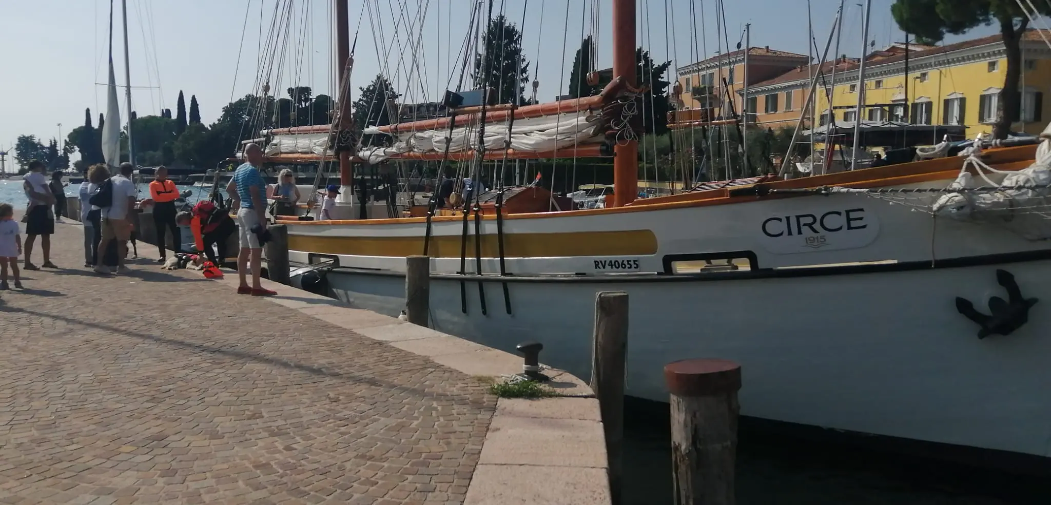 Children Wind Cup, la piazza del porto vecchio di Bogliaco