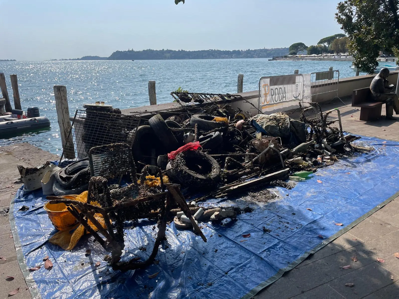 Puliamo i fondali: l'esito della pulizia nel lago di Garda a Gardone