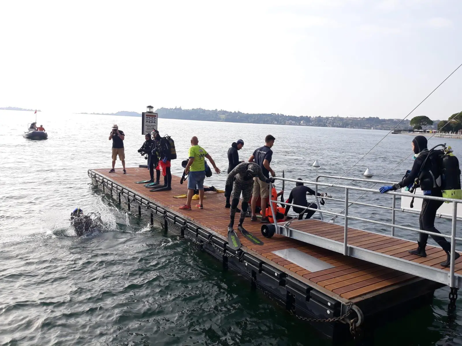 Puliamo i fondali: l'esito della pulizia nel lago di Garda a Gardone