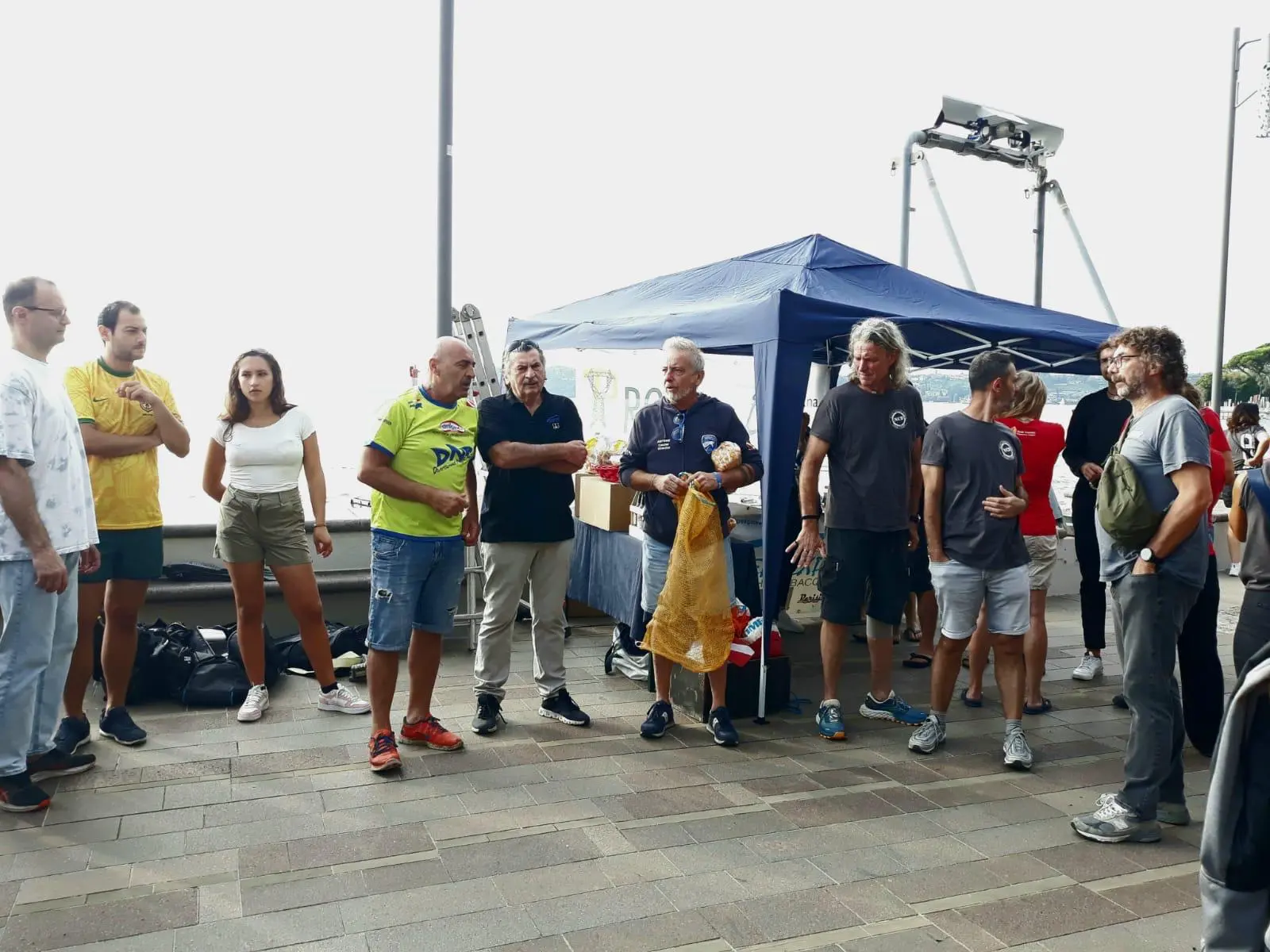 Puliamo i fondali: l'esito della pulizia nel lago di Garda a Gardone