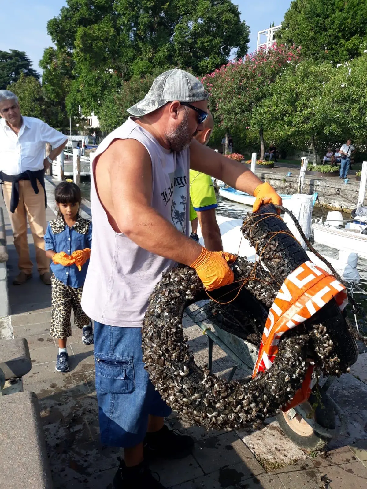 Puliamo i fondali: l'esito della pulizia nel lago di Garda a Gardone