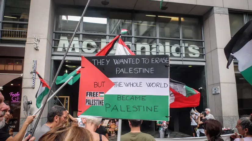Manifestazione boicot Israele e Mc Donalds in Galleria Vittorio Emanuele e piazza Duomo, Milano 5 Luglio 2025 ANSA/MATTEO CORNER