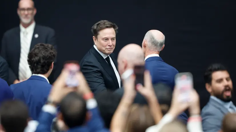 epa12396529 Elon Musk arrives to attend the public memorial service of political activist Charlie Kirk at State Farm Stadium in Glendale, Arizona, USA, 21 September 2025. Kirk was shot and killed on 10 September during a stop on his American Comeback Tour organized by Turning Point USA at Utah Valley University. EPA/CAROLINE BREHMAN
