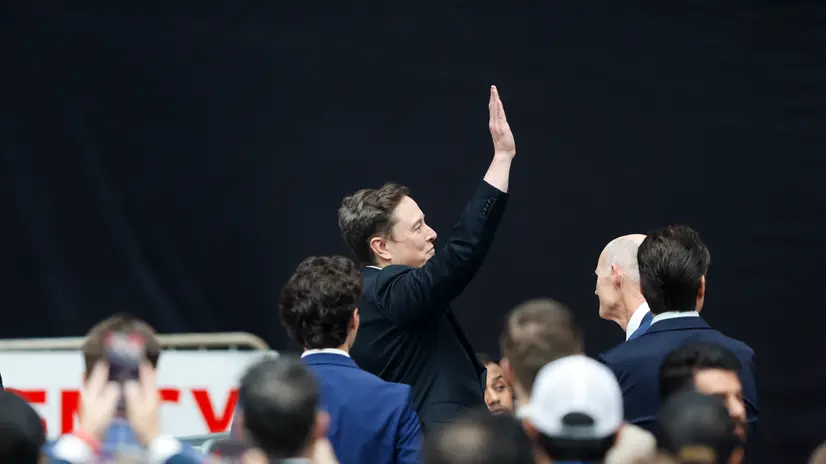 epa12396530 Elon Musk arrives to attend the public memorial service of political activist Charlie Kirk at State Farm Stadium in Glendale, Arizona, USA, 21 September 2025. Kirk was shot and killed on 10 September during a stop on his American Comeback Tour organized by Turning Point USA at Utah Valley University. EPA/CAROLINE BREHMAN