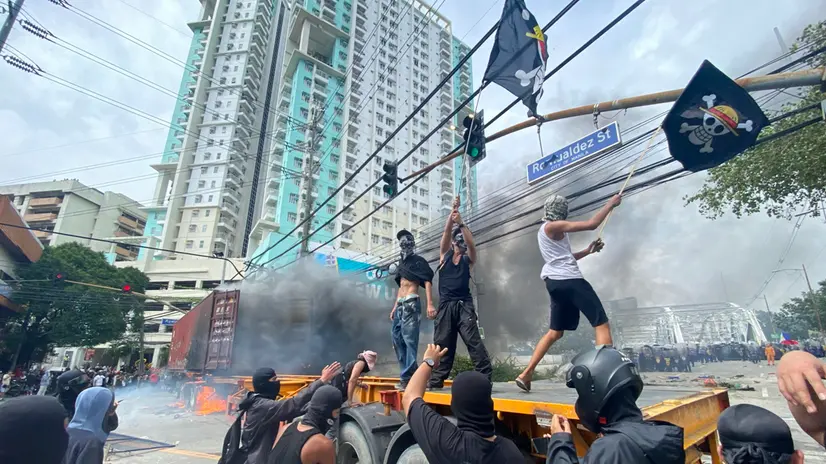 epa12394612 Protesters scuffle with anti-riot police during a protest rally in Manila, Philippines, 21 September 2025. The demonstrators protested the uncovered corruption in government flood control projects under President Ferdinand Marcos Jr.'s administration. EPA/FRANCIS R. MALASIG