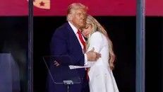 Donald Trump abbraccia la moglie di Charlie Kirk - Ansa © www.giornaledibrescia.it