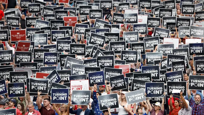 La folla di persone intervenute per il memoriale di Charlie Kirk - Ansa © www.giornaledibrescia.it