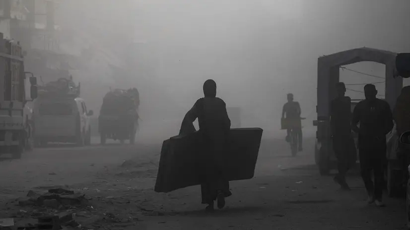 epa12396247 Internally displaced Palestinians evacuate an area targeted by an Israeli airstrike in Gaza City, 21 September 2025. More than 65,200 Palestinians have been killed in the Gaza Strip since October 2023, according to the Palestinian Ministry of Health, and about 1,200 Israelis have been killed since the launch of an Israeli military campaign in response to a cross-border attack by Hamas on 07 October 2023. EPA/MOHAMMED SABER