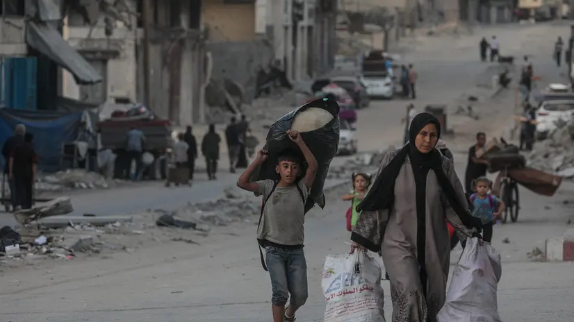 epa12396481 Internally displaced Palestinians evacuate an area targeted by an Israeli airstrike in Gaza City, 21 September 2025. More than 65,200 Palestinians have been killed in the Gaza Strip since October 2023, according to the Palestinian Ministry of Health, and about 1,200 Israelis have been killed since the launch of an Israeli military campaign in response to a cross-border attack by Hamas on 07 October 2023. EPA/MOHAMMED SABER