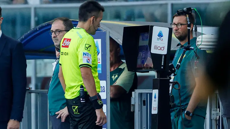 Un arbitro consulta il Var - Ansa © www.giornaledibrescia.it