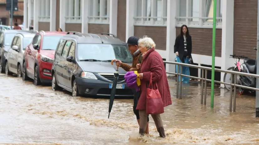 Persone in difficoltà a causa dell'esondazione del fiume Seveso avvenuta dopo che un violento temporale si è abbattuto la scorsa notte su Milano e sulla Brianza, 31 ottobre 2023. Alcune zone della città sono allagate. ANSA / Paolo Salmoirago People in difficulty because of the flooding of the river Seveso occurred after a violent storm hit last night in Milan and Brianza, Italy, 31 October 2023. Some areas of the city are flooded. ANSA / Paolo Salmoirago