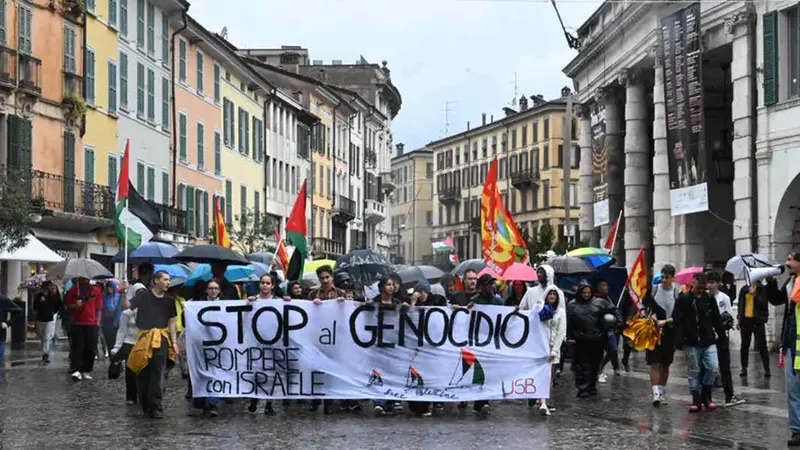 Manifestazione a Brescia in occasione delle sciopero generale per Gaza