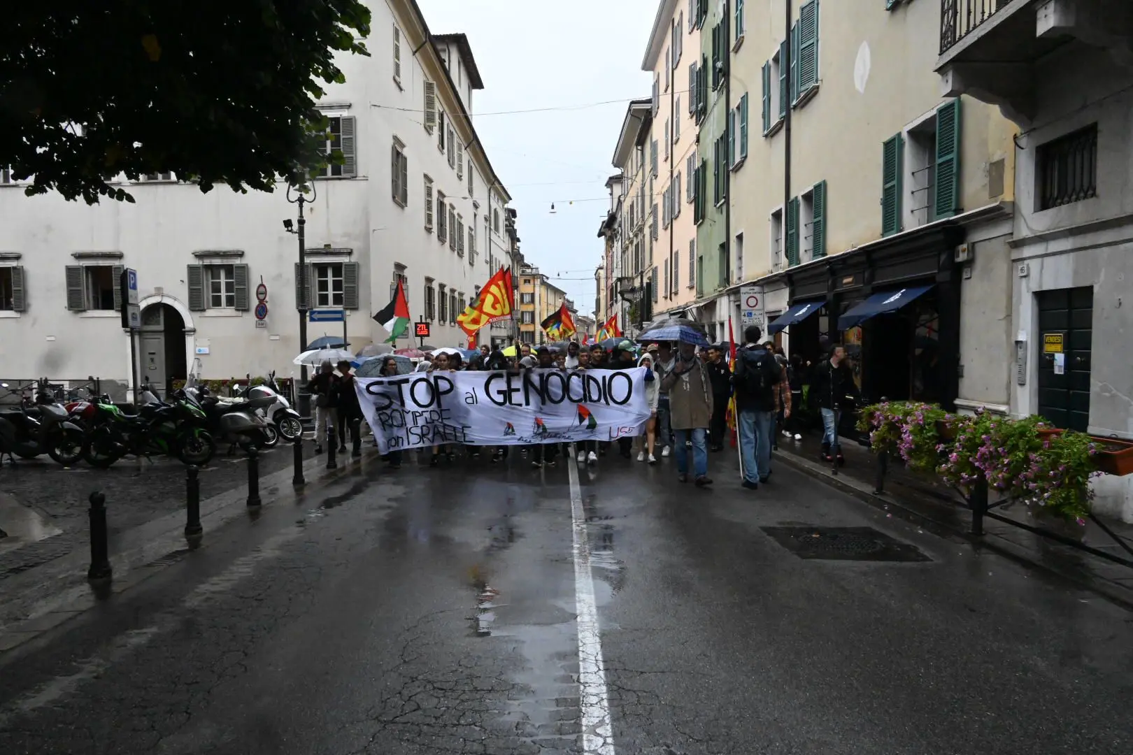 Manifestazione a Brescia in occasione delle sciopero generale per Gaza