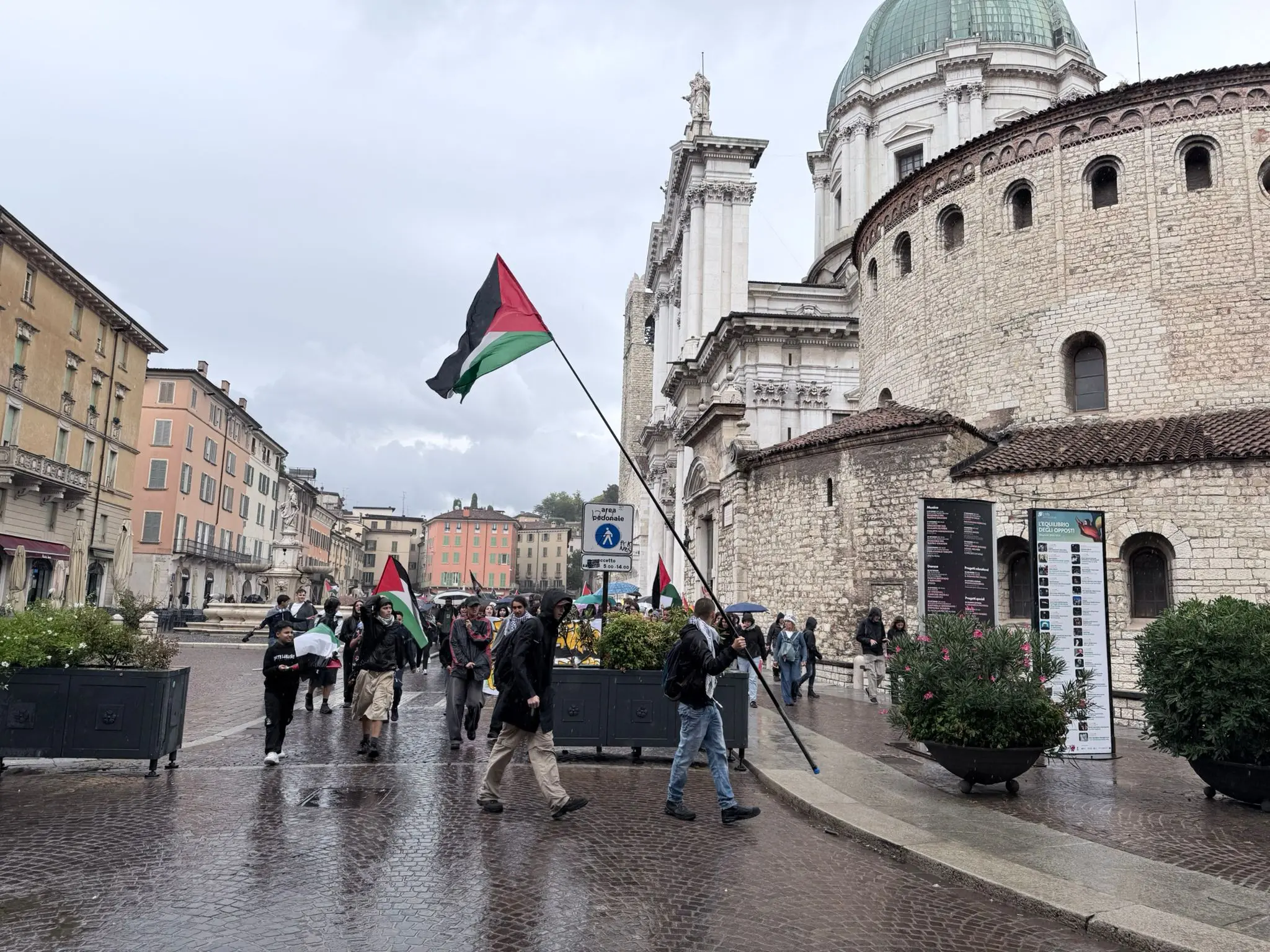 Manifestazione a Brescia in occasione delle sciopero generale per Gaza