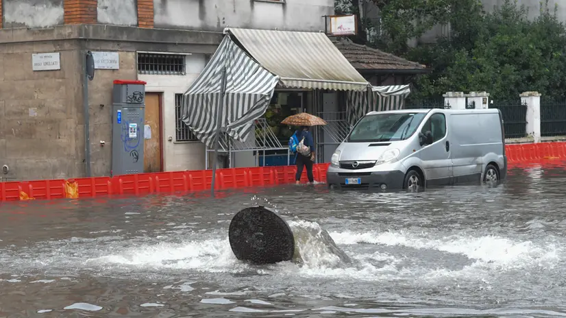 Disagi per l’esondazione dai tombini del fiume Lambro a causa del maltempo e delle forti piogge in via Elio Vittorini a Milano. ANSA/ANDREA/CANALI