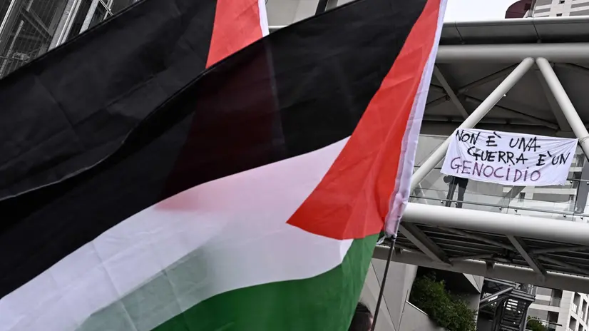 Un momento del presidio organizzato in via Albertazzi dal varco portuale per impedire il passaggio dei mezzi pesanti verso il porto, in occasione dello sciopero generale per Gaza indetto da Usb. Genova, 22 settembre 2025. ANSA/LUCA ZENNARO