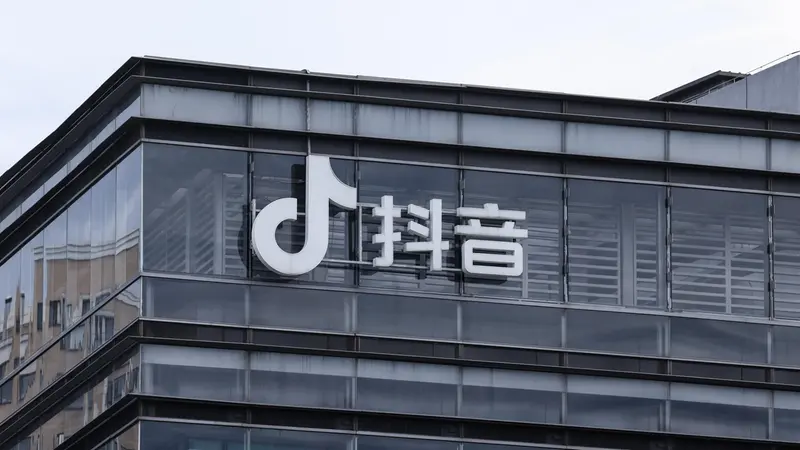 Il quartier generale di ByteDance con il logo di Douyin, l'omologo cinese di TikTok - Foto Epa/Wu Hao © www.giornaledibrescia.it