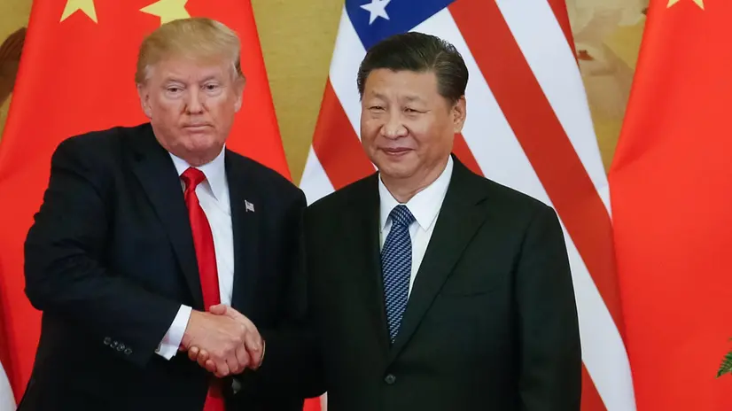 Una stretta di mano tra Donald Trump e Xi Jinping risalente al novembre del 2017 - Foto Epa/Roman Pilipey © www.giornaledibrescia.it