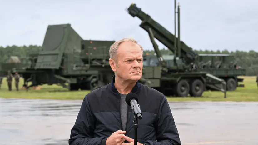 epa12382822 Prime Minister Donald Tusk speaks during a visit to the Central Air Force Training Area in Ustka, northern Poland, 16 September 2025. The visit took place as part of the 'Autumn Fire-25' combined fire support training exercise, one of the elements of 'Iron Defender' – the largest and most important of the planned training projects of the Polish Armed Forces in 2025. EPA/ANDRZEJ JACKOWSKI POLAND OUT