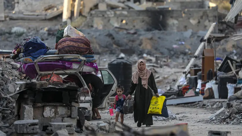 epaselect epa12396480 Internally displaced Palestinians evacuate an area targeted by an Israeli airstrike in Gaza City, 21 September 2025. More than 65,200 Palestinians have been killed in the Gaza Strip since October 2023, according to the Palestinian Ministry of Health, and about 1,200 Israelis have been killed since the launch of an Israeli military campaign in response to a cross-border attack by Hamas on 07 October 2023. EPA/MOHAMMED SABER