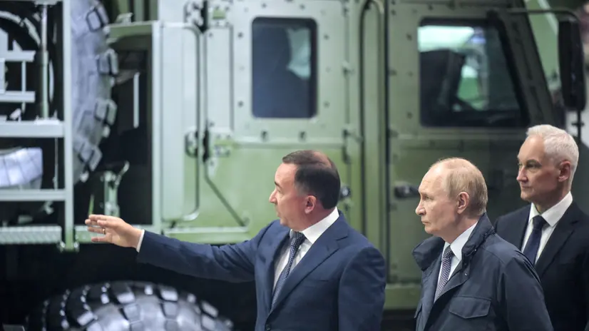 epa12390615 Russian President Vladimir Putinn (C), accompanied by Technodinamika Director General Igor Nasenkov (L) and Defence Minister Andrei Belousov (R), tours the exhibition of weapons and military equipment as he visits the Motovilikha Plants defense enterprise in Perm, Russia, 19 September 2025. EPA/ALEXEI NIKOLSKY/SPUTNIK/KREMLIN POOL MANDATORY CREDIT