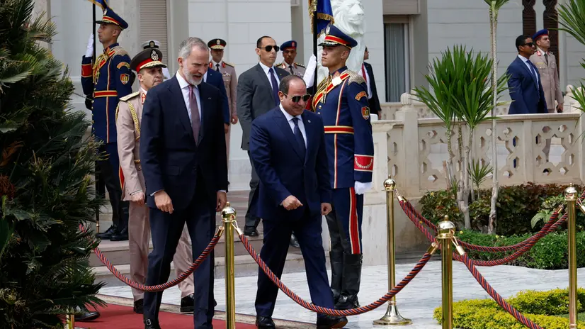 epa12385162 A handout photo made available by the Spanish Royal House shows Spanish King Felipe VI (L) is welcomed by Egyptian President Abdel Fattah al-Sisi (2-L) at Al-Ittihadiya palace in Cairo, Egypt, 17 September 2025. The Spanish royal couple arrived in Egypt on their first state visit. EPA/FRANCISCO GOMEZ / SPANISH ROYAL HOUSE HANDOUT HANDOUT EDITORIAL USE ONLY/NO SALES