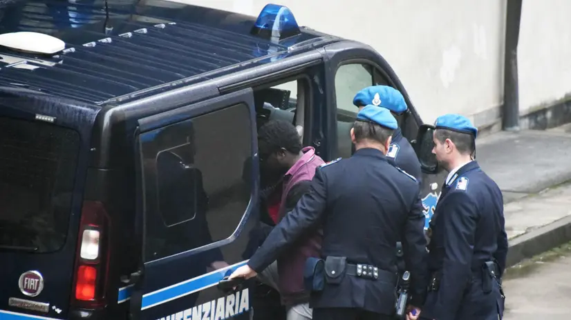 Moussa Sangare all’uscita dal processo per l’omicidio di Sharon Verzeni, uccisa nella notte fra il 29 e il 30 luglio 2024 a Terno d'Isola, nel Bergamasco, dal 31enne reo confesso Moussa Sangare. L’uomo è accusato di omicidio con le aggravanti dei futili motivi, della premeditazione e della minorata difesa. Bergamo, Italy, 25 Febbraio 2025. ANSA/MICHELE MARAVIGLIA