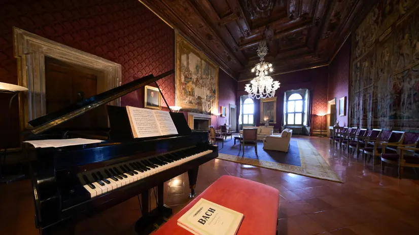 Una veduta del Salone rosso che sarà tra gli spazi aperti al pubblico il prossimo 27 settembre durante le celebrazioni per i 150 anni dell’Ambasciata di Francia e dell’Ercole Francaise a Palazzo Farnese, Roma, 22 settembre 2025. ANSA/RICCARDO ANTIMIANI