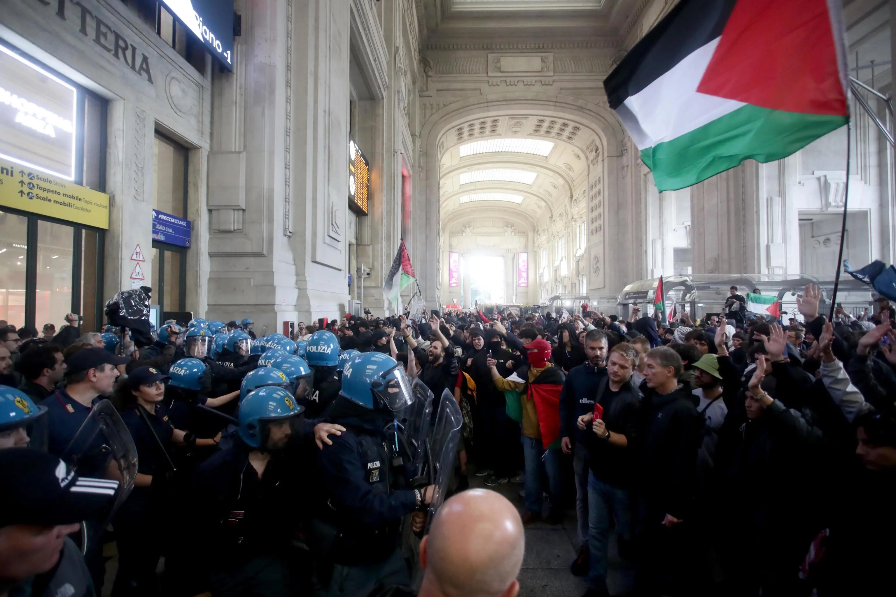 Milano, tensioni tra la Polizia e i manifestanti pro-Gaza