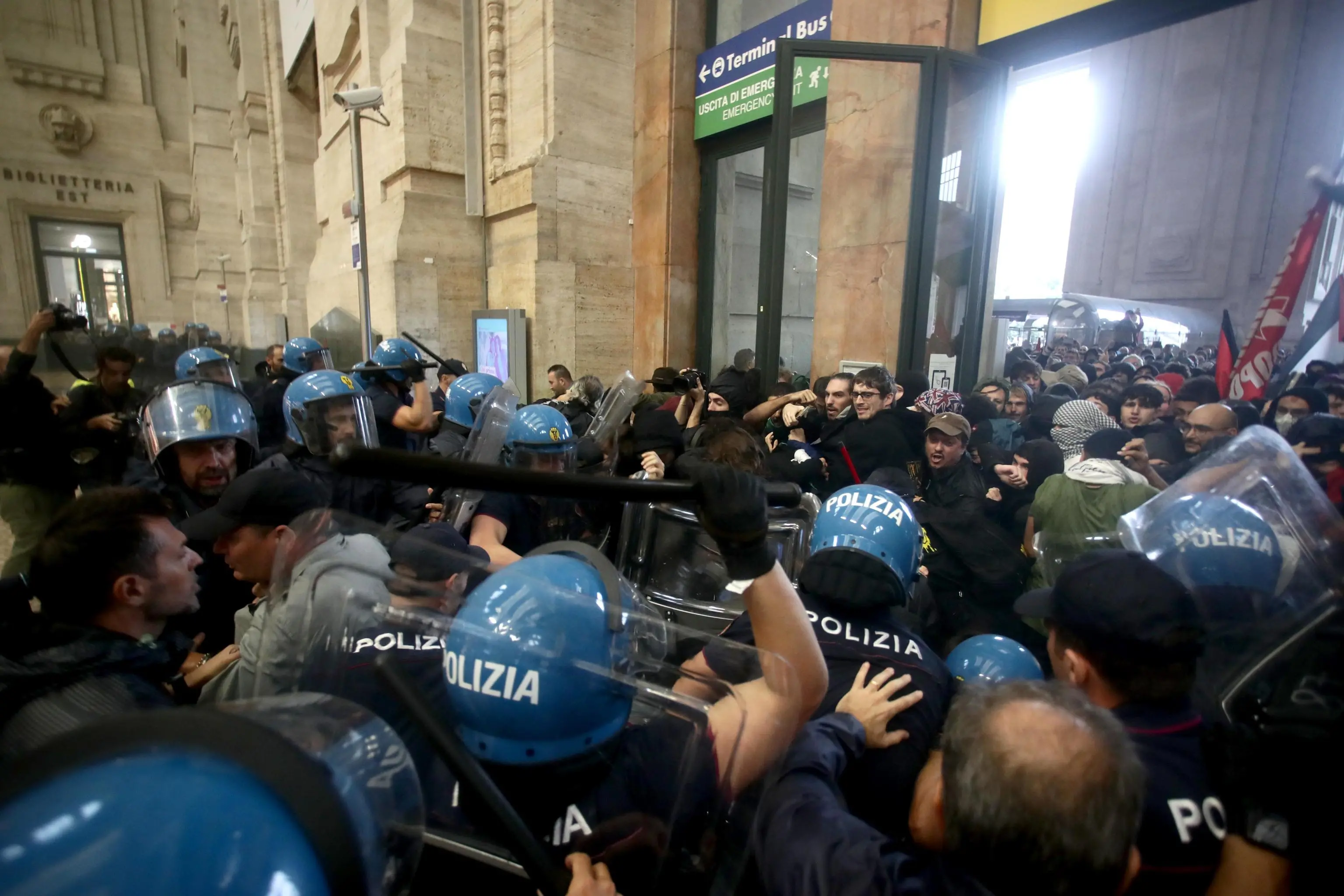 Milano, tensioni tra la Polizia e i manifestanti pro-Gaza
