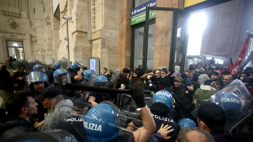 Milano, tensioni tra la Polizia e i manifestanti pro-Gaza
