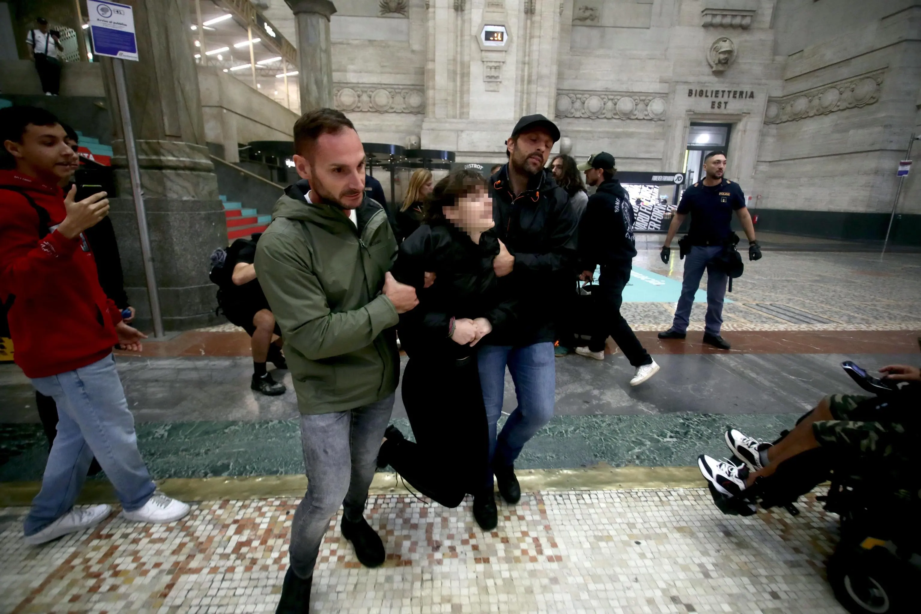 Milano, tensioni tra la Polizia e i manifestanti pro-Gaza