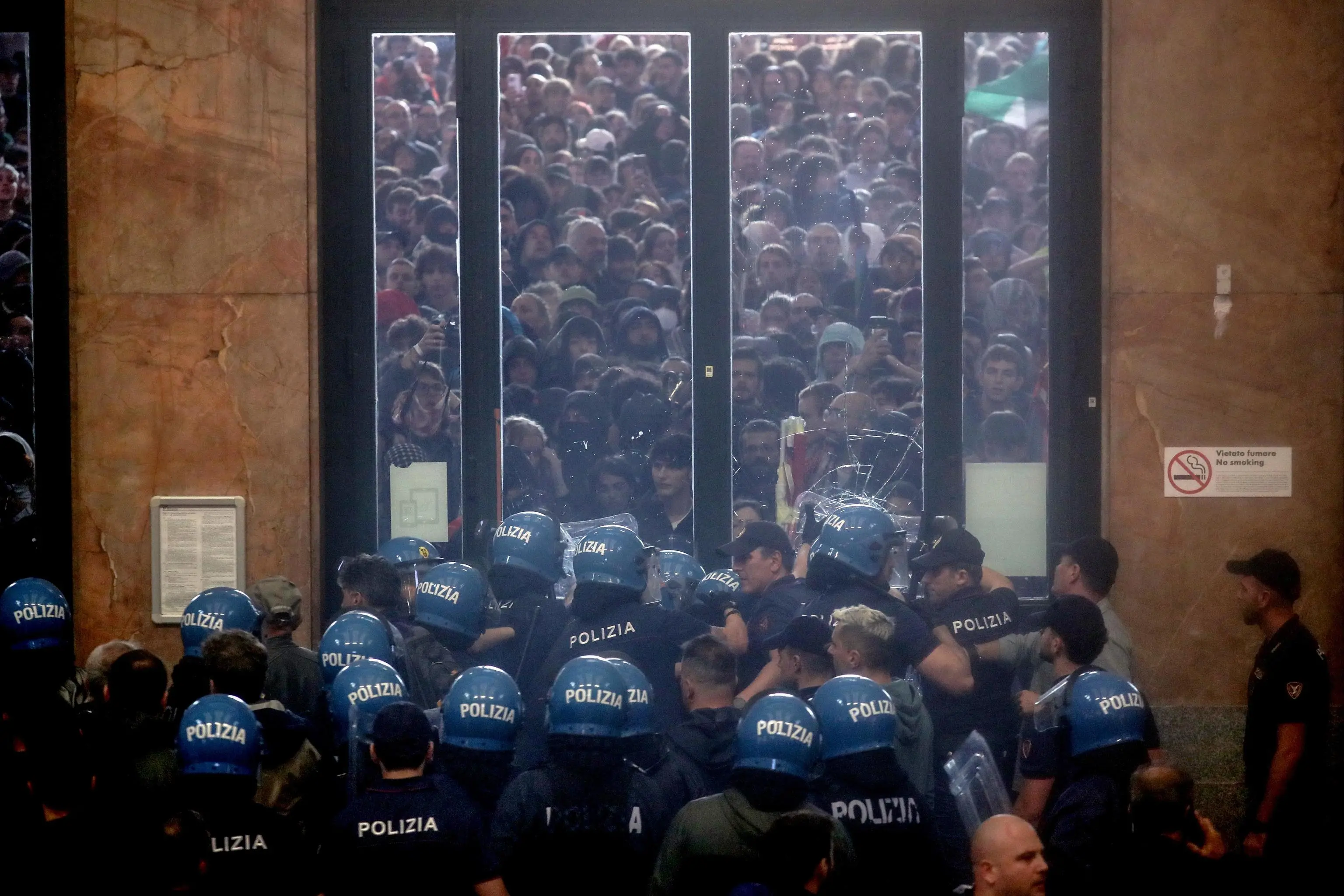 Milano, tensioni tra la Polizia e i manifestanti pro-Gaza
