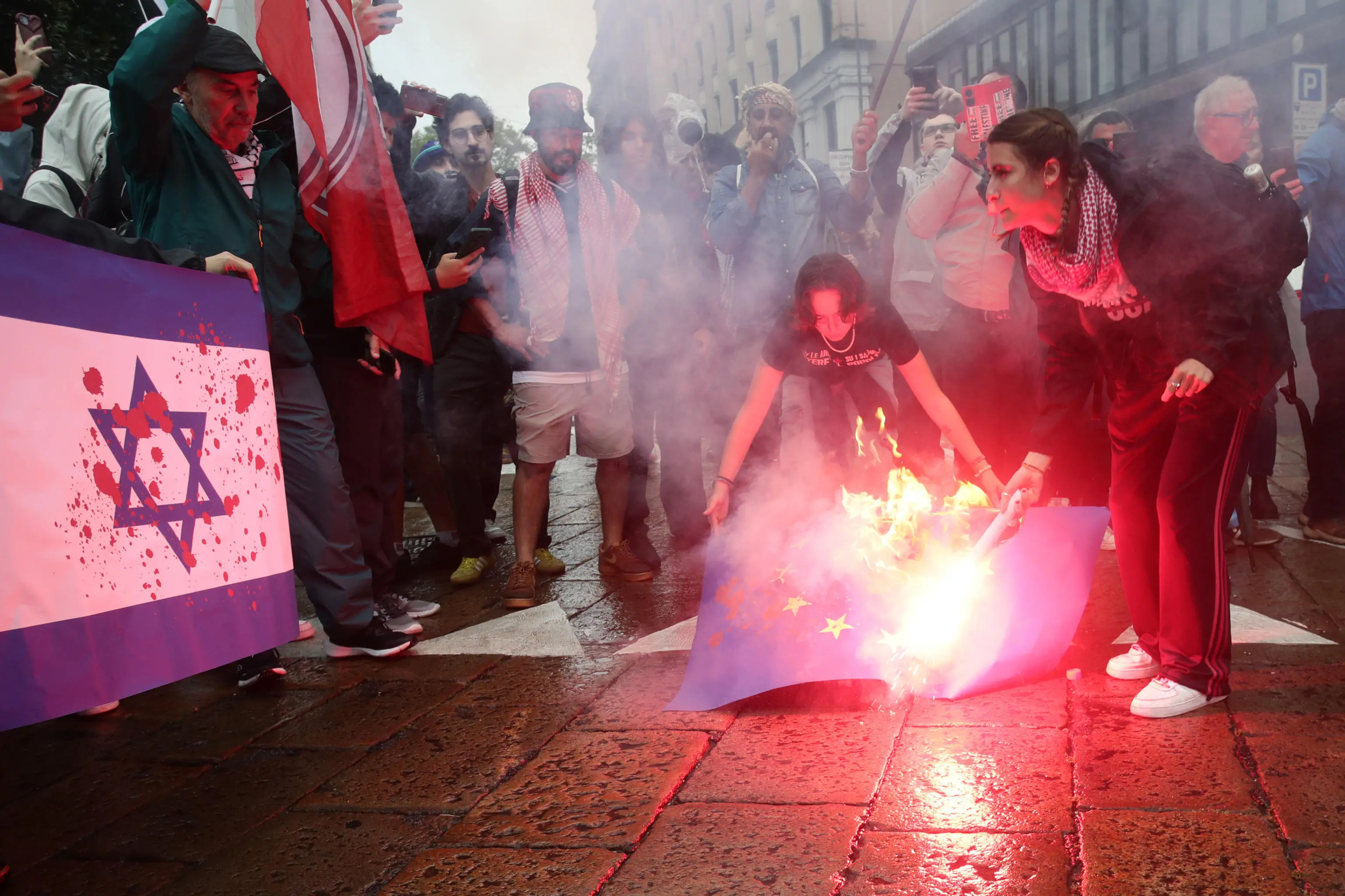 Milano, tensioni tra la Polizia e i manifestanti pro-Gaza