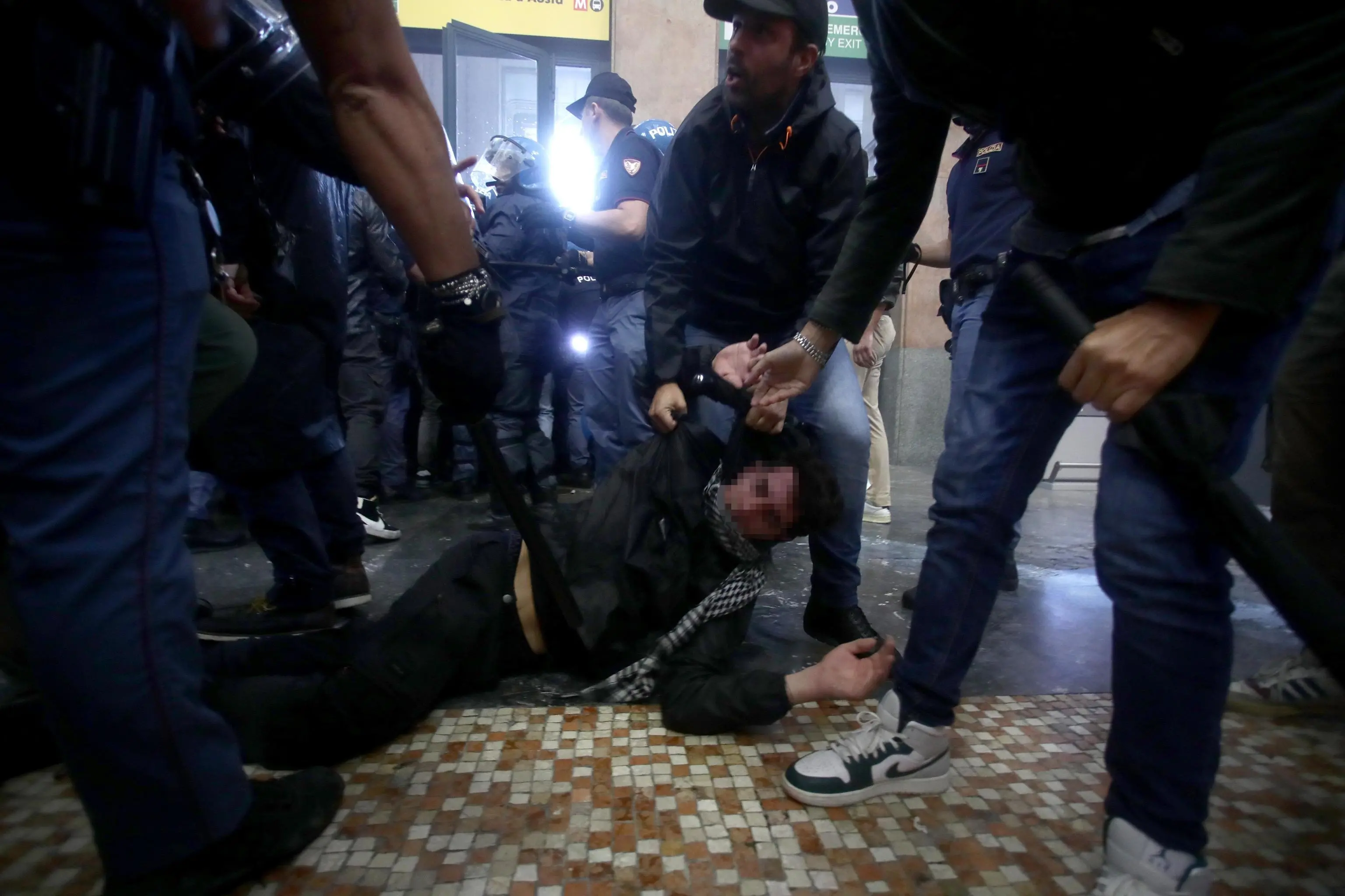 Milano, tensioni tra la Polizia e i manifestanti pro-Gaza