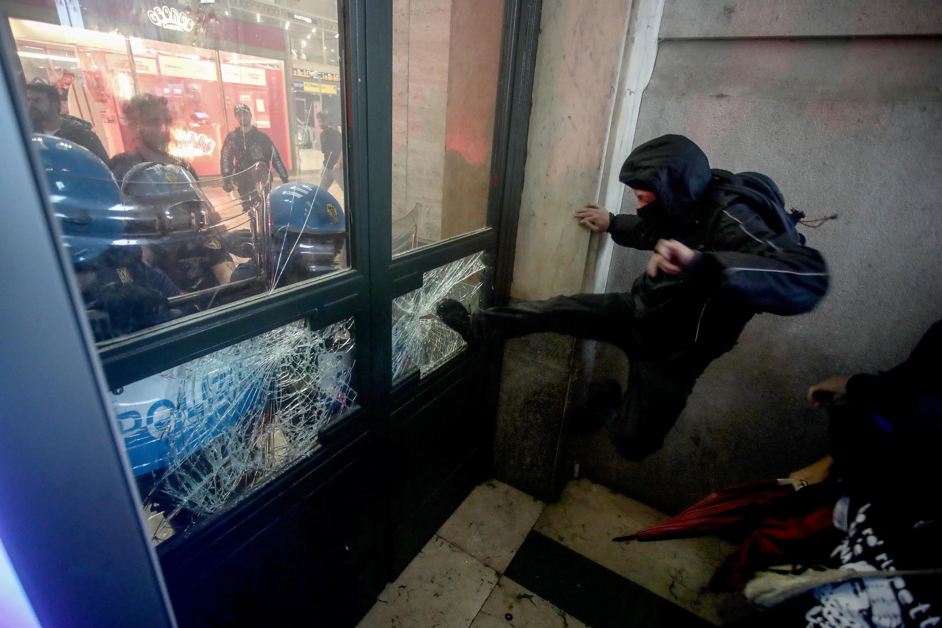 Milano, tensioni tra la Polizia e i manifestanti pro-Gaza