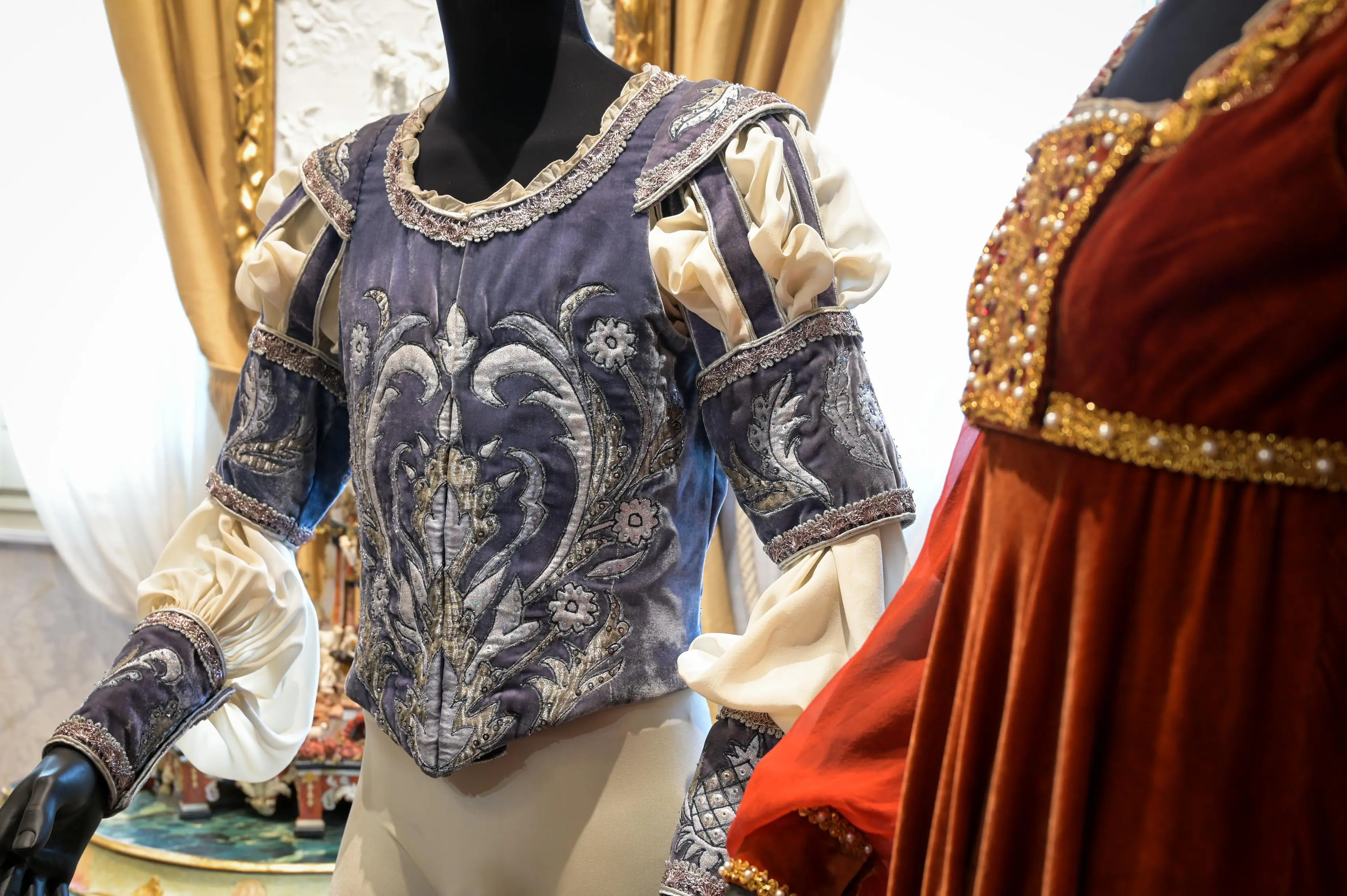 I costumi e gli abiti di scena in mostra a Casa Museo Zani