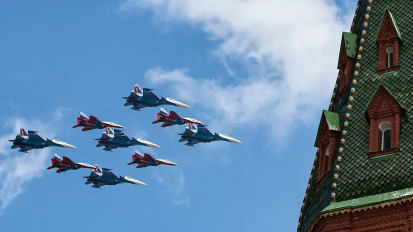 epa12086501 Russian Sukhoi Su-30SM jet fighters of The Russian Knights aerobatic team and Mikoyan MiG-29 jet fighters of The Swifts aerobatic team fly over the Red Square during the Victory Day, which marks the 80th anniversary of Victory in the Great Patriotic War, in Moscow, Russia, 09 May 2025. EPA/YURI KOCHETKOV
