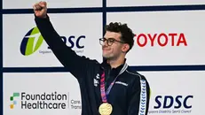 Federico Bicelli esulta con la medaglia